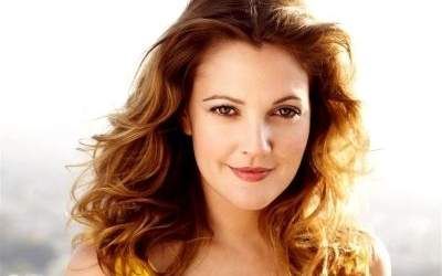 Drew Barrymore riporta in auge le nostre ossessioni beauty preferite degli anni '90