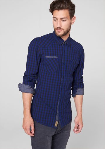 Camicia a quadri con maniche arrotolate