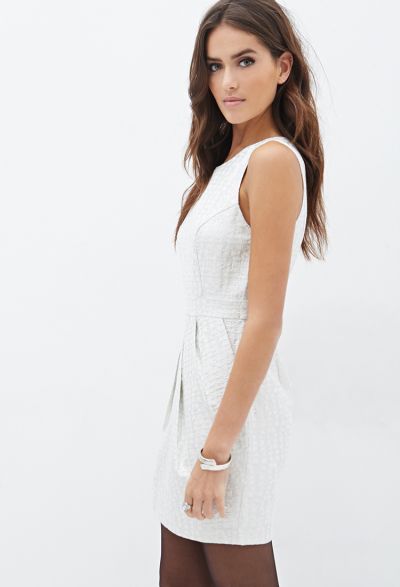 Vestito bianco con fili metallici