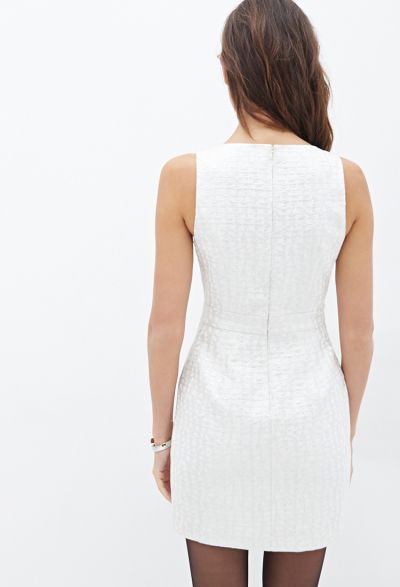 Vestito bianco con fili metallici