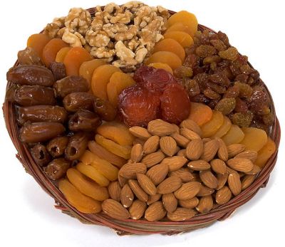 Cesto di frutta e noci