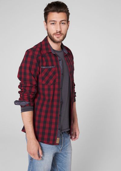 Camicia a quadri con maniche arrotolate