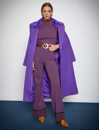 Completo colorato composto da pantaloni e maglietta senza maniche