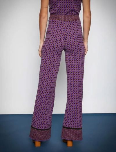Completo colorato composto da pantaloni e maglietta senza maniche