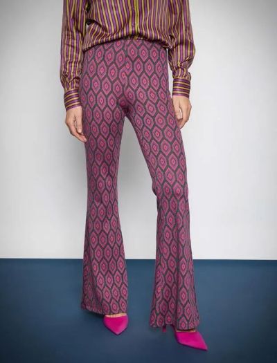 Pantaloni di design con gambe a zampa d'elefante